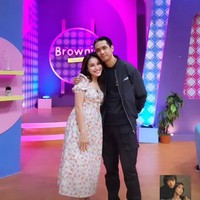 Foto kebersamaan keduanya juga tampak dibagikan Ayu ke akun Instagram Story miliknya. Dalam unggahan tersebut Ayu bahkan menyebut Wisnu sebagai mas yang kalem. Foto: Instagram/@ayutingting92