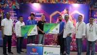 Kegiatan yang berlangsung di Lazada Warehouse Cimanggis Depok ini disaksikan langsung oleh Deputi Direktur Wilayah BPJS Ketenagakerjaan DKI Jakarta Eko Nugriyanto yang juga meyerahkan simbolis kartu kepesertaan kepada perwakilan mitra kurir Lazada Logistics.
