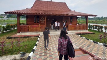 Tepat di tengah danaunya ada bangunan yang BSSN menyebutnya Rumah Inspirasi. Foto: Agus Tri Haryanto/detikINET