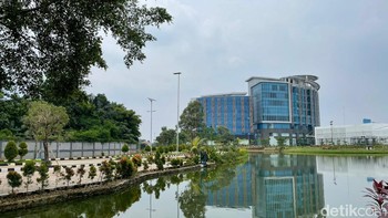 Tak hanya mempunyai parkir yang luas, kantor BSSN di Sawangan ini ada danaunya. Foto: Agus Tri Haryanto/detikINET
