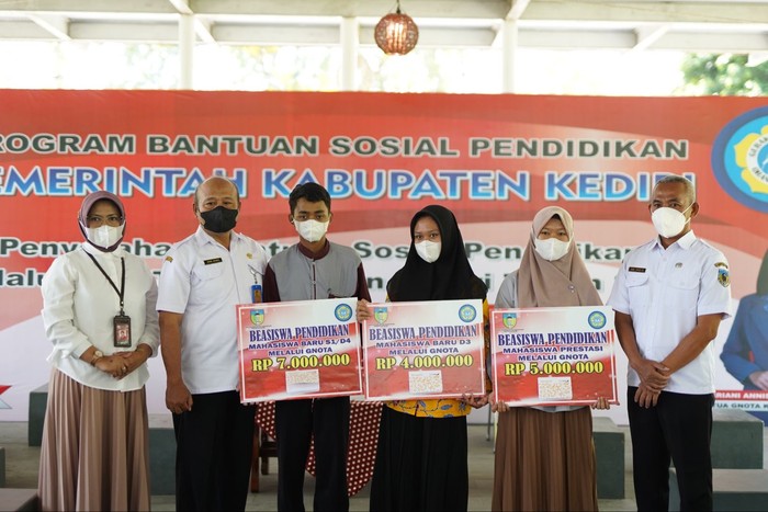 Bupati Kediri Bagikan Beasiswa ke 241 Mahasiswa Senilai Rp 1,47 M