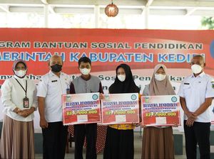 Bupati Kediri Bagikan Beasiswa Rp 1,47 Miliar ke 214 Mahasiswa