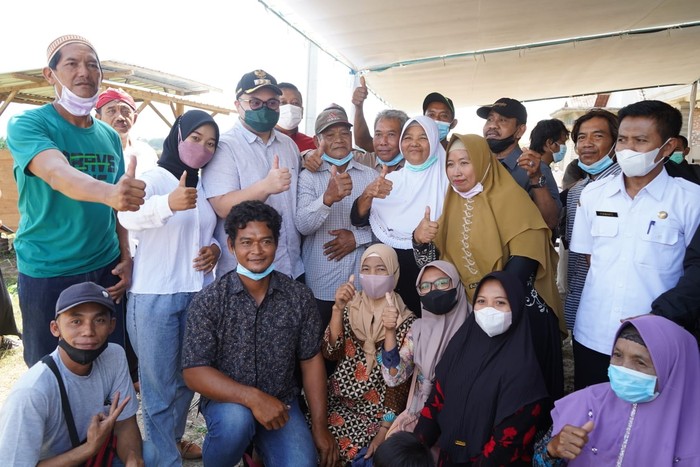 Bupati Kediri Hanindhito Himawan mengunjungi perkampungan baru Dusun Ngolakan, Desa Cerme, Kecamatan Grogol dalam rangka memastikan jaringan listrik telah tersalur ke rumah-rumah warga.