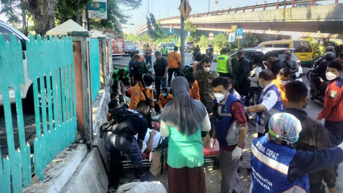 bus rem blong tabrak 6 pemotor di depan Darmo Trade Cantre (DTC) Wonokromo