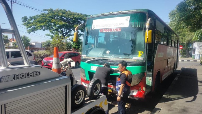 bus rem blong tabrak 6 pemotor di depan Darmo Trade Cantre (DTC) Wonokromo