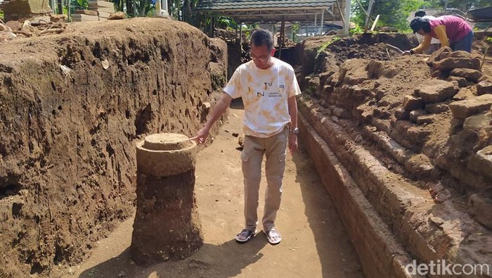 Balai Konservasi Borobudur (BKB) melakukan ekskavasi di Situs Samberan menemukan bangunan diduga candi ukuran 16 x 14 meter.