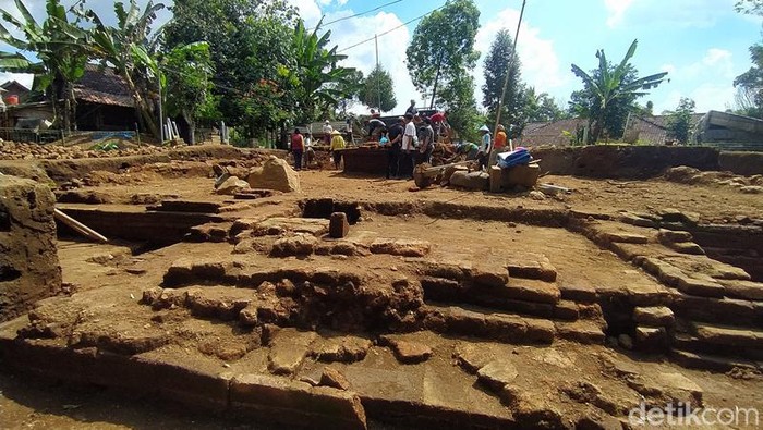 Balai Konservasi Borobudur (BKB) melakukan ekskavasi di Situs Samberan menemukan bangunan diduga candi ukuran 16 x 14 meter.