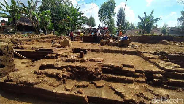Balai Konservasi Borobudur (BKB) melakukan ekskavasi di Situs Samberan menemukan bangunan diduga candi ukuran 16 x 14 meter.