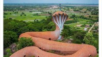 Ini bukan ular beneran, detikers. Tapi ini adalah sebuah candi berbentuk ular yang ada di India. Bentuknya yang menyerupai ular dibangun untuk dedikasi kepada Dewa Krisna. Foto: Boredpanda