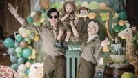 Beberapa waktu lalu, pasangan muda ini tampak merayakan ulang tahun anak pertama mereka. Pestanya dibuat dengan tema kebun binatang yang dilengkapi dengan kue berkonsep senada. Foto: Instagram @dindahauw