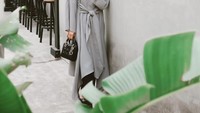 Aktris cantik berusia 25 tahun ini suka nongkrong di kafe. Begini serunya Dinda ketika berpose di salah satu sudut Instagramable. Foto: Instagram @dindahauw