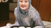 Sebagai seorang ibu dan istri yang baik, Dinda sempat belajar memasak. Ia tampak membuat cupcake yang cantik. Foto: Instagram @dindahauw