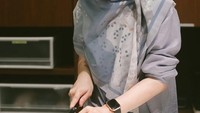 Tak hanya membuat cupcake, tapi Dinda juga belajar membuat makanan gurih. Ini momennya ketika memotong daging sapi untuk dimasak. Foto: Instagram @dindahauw