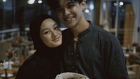 Tak hanya dinner romantis, tapi keduanya juga merayakan dengan makan kue dengan lapisan cokelat di sekelilingnya. Foto: Instagram @dindahauw