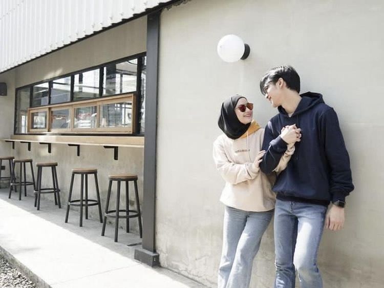 10 Momen Romantis Dinda Hauw dan Rey Mbayang Saat Makan Bareng