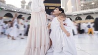 Dinda Hauw dan Rey Mbayang dikabarkan tengah berada di Mekkah untuk umroh. Di tengah Kabah mereka mengumumkan soal kehamilan Dinda Hauw. Foto: Instagram @dindahauw