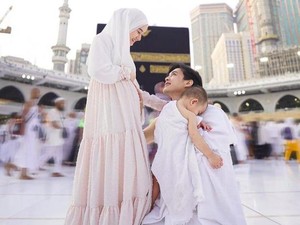 Sempat Keguguran, Dinda Hauw Umumkan Hamil Anak Kedua di Depan Kabah