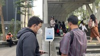 Pantauan detikcom di Stasiun MRT Dukuh Atas dan stasiun KRL Sudirman, petugas membebaskan pengunjung untuk nyelonong masuk tanpa memindai status vaksinasi. Foto: Khadijah Nur Azizah/detikHealth