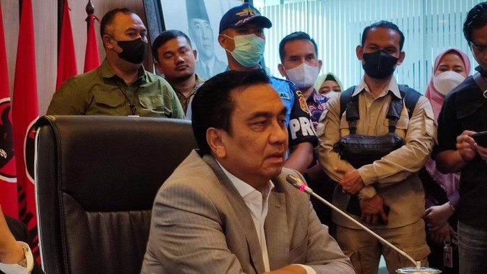 Anggota Komisi I DPR Effendi Simbolon konferensi pers terkait pernyataan TNI gerombolan, di ruang rapat Fraksi PDIP DPR, kompleks parlemen, Senayan, Jakarta, Rabu (14/9/2022).