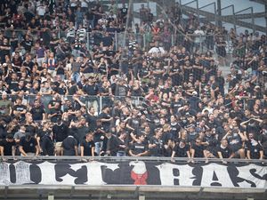 Panas! Dua Fans Frankfurt Beri Salam Nazi ke Suporter Marseille