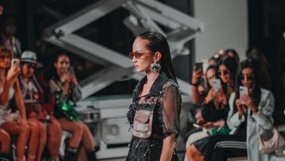 Semua Mata Tertuju Padamu! Gaya Enzy Storia di New York Fashion Week