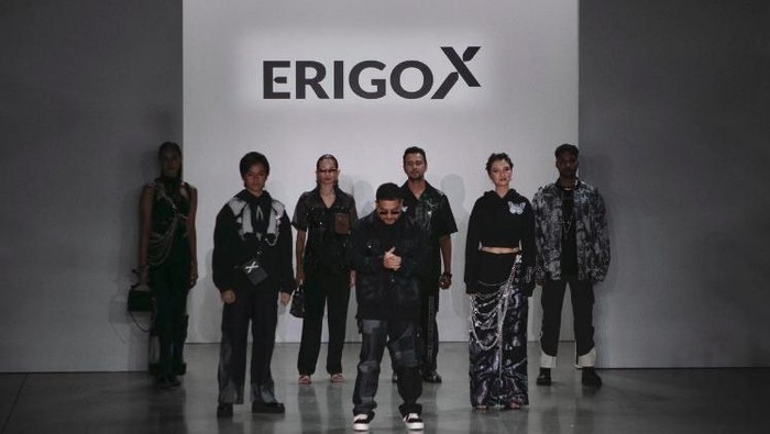 Enzy Storia Enzy Storia berlaga di New York Fashion Week