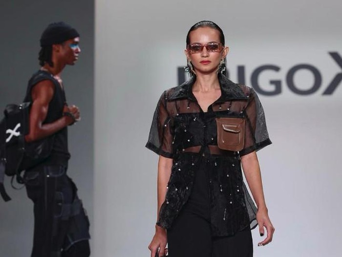 Enzy Storia berlaga di New York Fashion Week