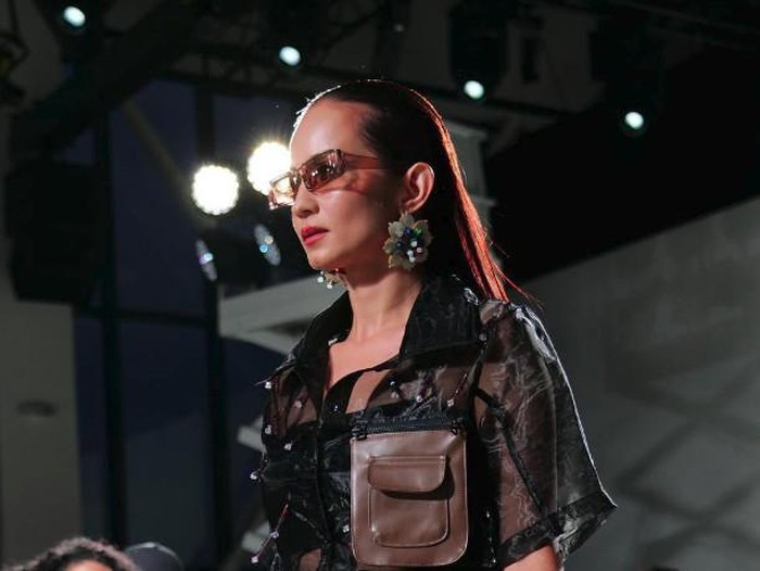 Enzy Storia berlaga di New York Fashion Week
