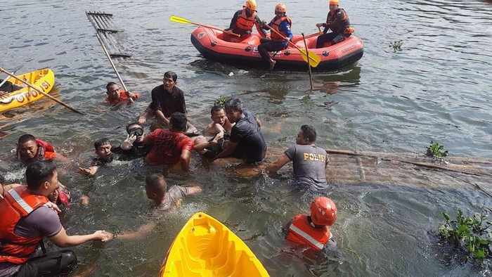 Evakuasi korban tenggelam di Tasikmalaya.