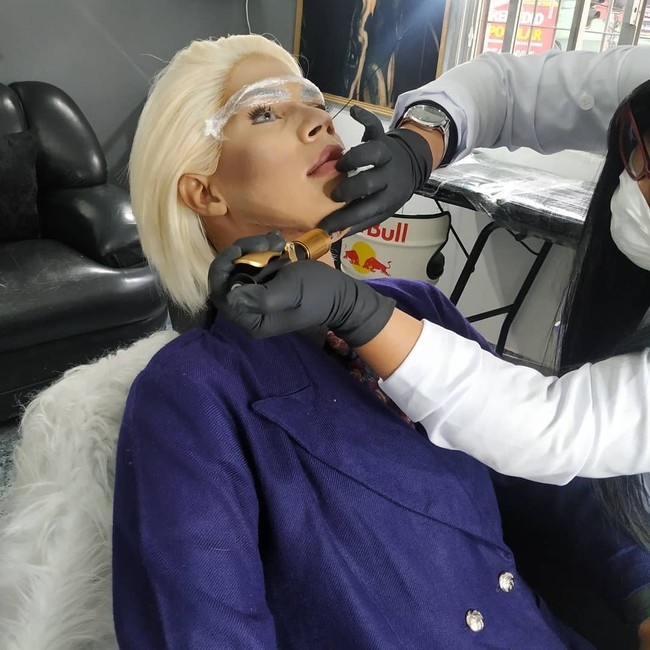 Obsesi Felipe dengan penampilan dimulai ketika ia menonton film Barbie bersama saudarinya. Sejak saat itu Felipe terinspirasi untuk tampil tampan bak boneka Ken dan terpikir mengubah bentuk wajah. Foto: Instagram @felipe_adam