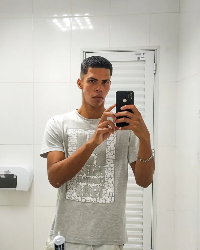 Beberapa bahkan berusaha mengacaukanku secara emosional. Aku tahu siapa aku dan bukan apa yang mereka katakan. Tapi ada banyak orang yang juga ingin mengobrol dan berfoto. Aku merasa bersyukur menerima perhatian itu, ungkap Felipe.Foto: Instagram @felipe_adam