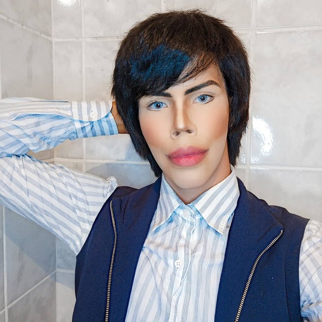 Tapi kini setelah menemukan jati diri ia akhirnya sadar bahwa penampilan bukanlah hal yang terpenting dalam hidup.Foto: Instagram @felipe_adam