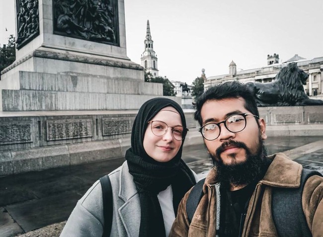 Persiapan pernikahan sama seperti pada umumnya, karena kita menikah di Indonesia. Cuma ada beberapa dokumen tambahan yang harus dilengkapi, seperti affidavit dari kedutaan Inggris, prenuptial agreement, dan interview di kedutaan besar Inggris serta serifikat mualaf, ucapnya. Foto: Dok. Instagram @rihanvaluzi.