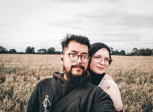 Bagi kamu yang ingin mempunyai pasangan bule Rihan menyebutkan pikirkan dengan matang jika ingin menikah dengan pasangan beda negara. Tips bagi yang mau menikah dengan bule menurut saya, cari tahu dokumen apa saja yang dibutuhkan untuk kedua negara nya, karena setiap negara berbeda-beda. Dan pikirkan baik-baik di negara mana kalian mau tinggal setelah menikah, karena prosesnya tidak mudah untuk bisa tinggal di negara lain seperti Inggris, pungkas Rihan. Foto: Dok. Instagram @rihanvaluzi.