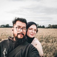 Bagi kamu yang ingin mempunyai pasangan bule Rihan menyebutkan pikirkan dengan matang jika ingin menikah dengan pasangan beda negara. Tips bagi yang mau menikah dengan bule menurut saya, cari tahu dokumen apa saja yang dibutuhkan untuk kedua negara nya, karena setiap negara berbeda-beda. Dan pikirkan baik-baik di negara mana kalian mau tinggal setelah menikah, karena prosesnya tidak mudah untuk bisa tinggal di negara lain seperti Inggris, pungkas Rihan. Foto: Dok. Instagram @rihanvaluzi.