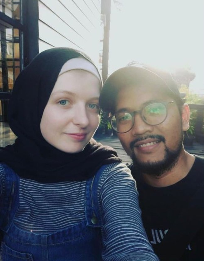 Rihan menurutkan keduanya tidak mempunyai banyak waktu untuk mempersiapkan pernikahan. Ia dibantu keluarga karena Rihan membantu Annie dalam mempersiapkan visa. Kita tidak punya waktu banyak untuk mempersiapkan pernikahan karena visa Annie saat itu, hanya berlaku kurang lebih 6 bulan. Jadi semuanya saya percayakan kepada keluarga besar saya, tuturnya.Foto: Dok. Instagram @rihanvaluzi.