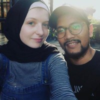 Rihan menurutkan keduanya tidak mempunyai banyak waktu untuk mempersiapkan pernikahan. Ia dibantu keluarga karena Rihan membantu Annie dalam mempersiapkan visa. Kita tidak punya waktu banyak untuk mempersiapkan pernikahan karena visa Annie saat itu, hanya berlaku kurang lebih 6 bulan. Jadi semuanya saya percayakan kepada keluarga besar saya, tuturnya.Foto: Dok. Instagram @rihanvaluzi.