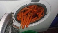 Hmmm... nggak di mesin cuci juga sih nyuci wortelnya.