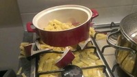 Pancinya nggak tahan panas, pecah deh pas dipakai masak.