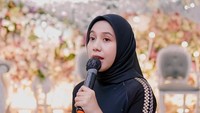 Salah satu netizen sempat bertanya pada Nadya terkait pernikahan Kaesang yang konon akan dilakukan bulan Desember mendatang. Kalau kamu nanya aku kapan nyusul, fix, kamu kayak om dan tante saat lebaran, tulis Nadya. Foto: Instagram/nadrifta