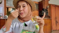 Sosok Nadya Arifta ternyata juga penggemar berbagai makanan tradisional. Dirinya kegirangan saat mencicipi es krim jadul bergaya Belanda. Foto: Instagram/nadrifta