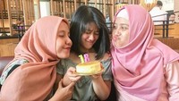 Walaupun sibuk, Nadya Arifta tidak pernah absen dalam perayaan ulang tahun sahabatnya. Hal ini dibuktikan melalui salah satu foto lawas yang kembali diunggahnya pada perayaan ulang tahun ke-18. Foto: Instagram/nadrifta