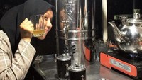 Hobi mencicip makanan tradisional, Nadya Arifta rela pergi jauh hingga ke Pangkal Pinang, Bangka. Di sana dirinya dengan puas menyeruput teh liang yang menyegarkan. Foto: Instagram/nadrifta