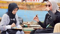 Kini Nadya Arifta ternyata aktif dalam berbagai organisasi kerelawanan. Dirinya pernah membagikan momen di atas perahu kecil saat makan bersama relawan lain. Foto: Instagram/nadrifta