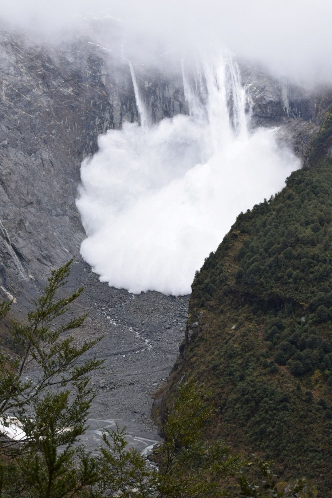 Gletser gunung di Patagonia Chili runtuh di tengah suhu tinggi (Via REUTERS/SURREAL TRAVEL)