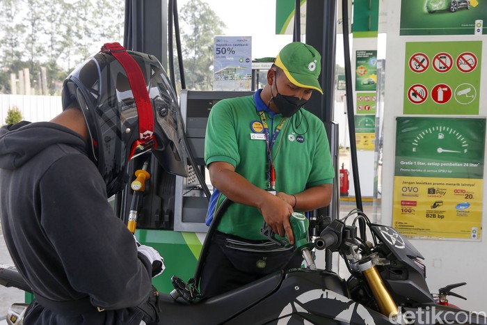 Sejumlah kendaraan tengah mengisi Bahan Bakar Minyak (BBM) di SPBU BP-AKR, Bintaro, Tangerang Selatan, Rabu (14/9/2022). SPBU BP kembali memangkas harga jual BBM-nya.