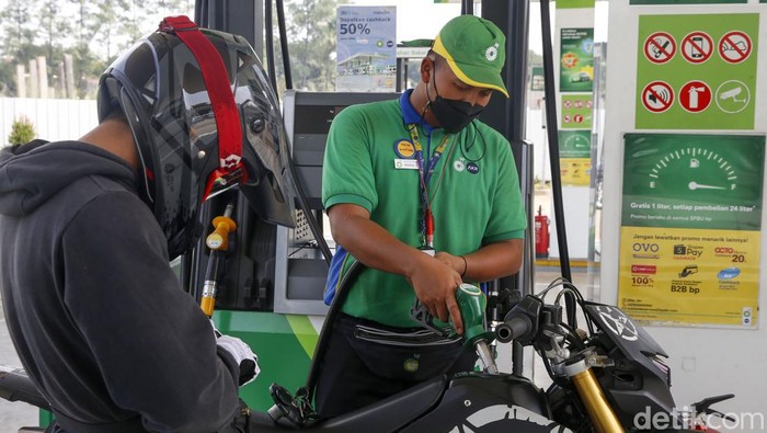 Sejumlah kendaraan tengah mengisi Bahan Bakar Minyak (BBM) di SPBU BP-AKR, Bintaro, Tangerang Selatan, Rabu (14/9/2022). SPBU BP kembali memangkas harga jual BBM-nya.