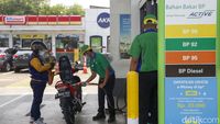 Suasana Di SPBU BP Setelah Harga BBMnya Turun