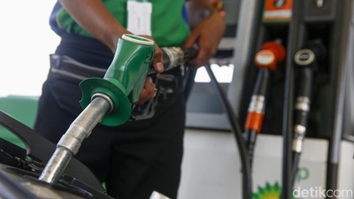 Suasana di SPBU BP Setelah Harga BBMnya Turun