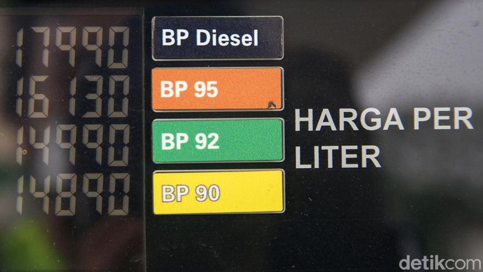 Sejumlah kendaraan tengah mengisi Bahan Bakar Minyak (BBM) di SPBU BP-AKR, Bintaro, Tangerang Selatan, Rabu (14/9/2022). SPBU BP kembali memangkas harga jual BBM-nya.